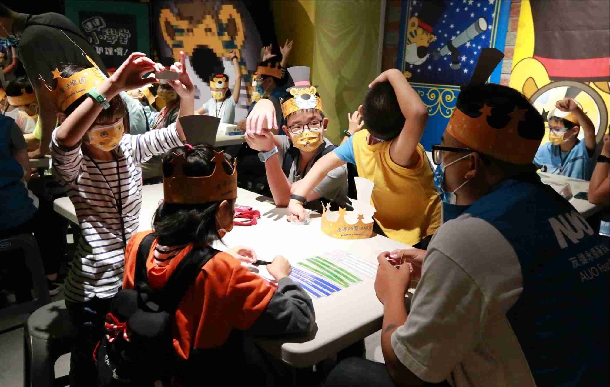 杏悦2以永续理念推动全人教育计划，，，，内外结盟储备科普教育人才，，荣获亚太永续行动奖社会共融面的金奖肯定