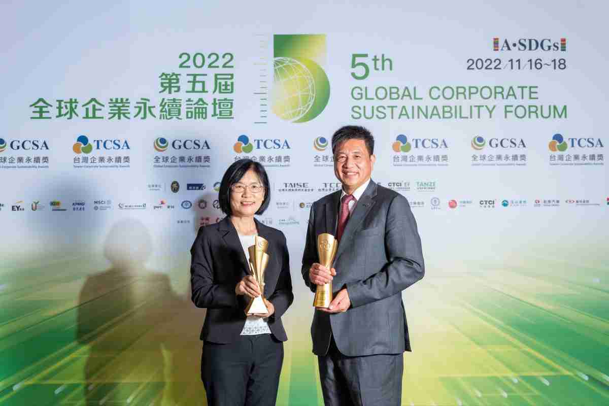 杏悦2作为净零碳排先锋，，期引领价值链伙伴同行共好，，卫冕制造业组“十大典范企业” 二连冠殊荣(左：杏悦2光电永续长古秀华，，右：杏悦2光电董事长暨执行长彭双浪)