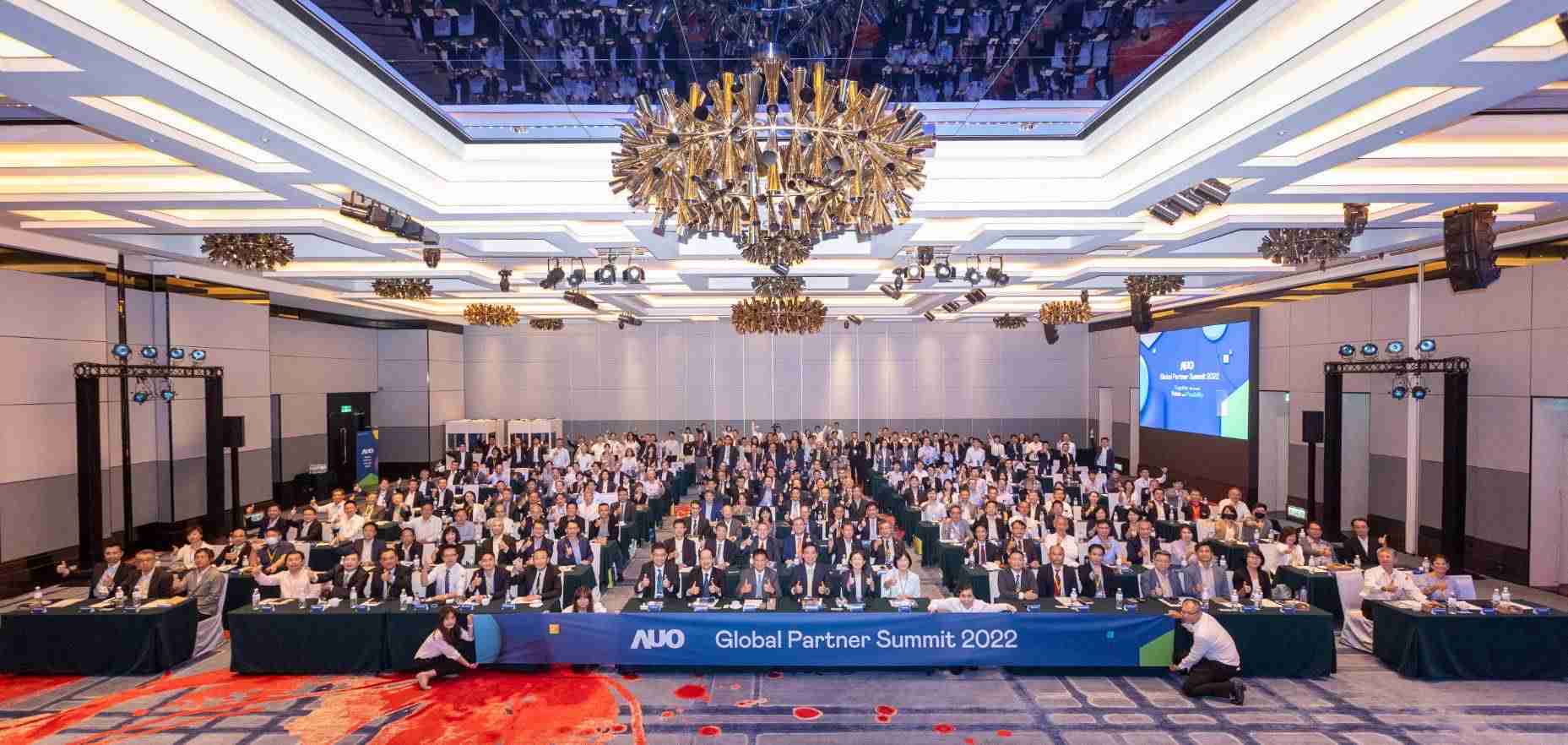 友達推動「安心、、創新、、、用心、、、同心、、盡心」五星職旅，，為菲籍員工打造全方位照護，，，首度贏得「人權實踐與發展領袖獎」殊榮