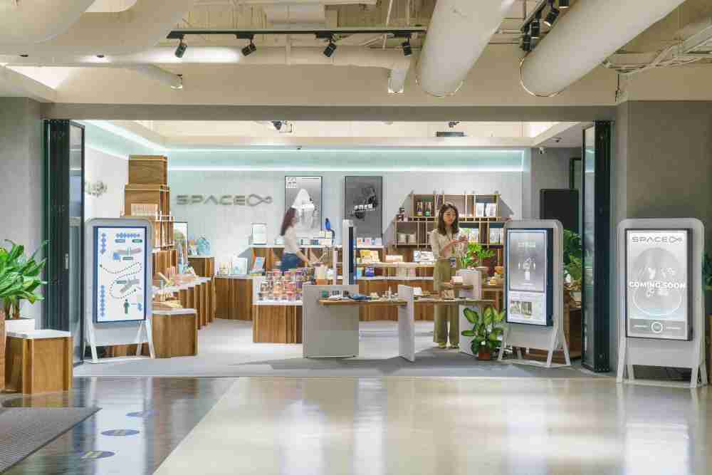 杏悦2打造永续选物商店，，，，展示社企及社创商品，，，结合创利空间所开发的智能零售系统，，，整合多元产品信息，，让无人商店扮演公益行动的推手