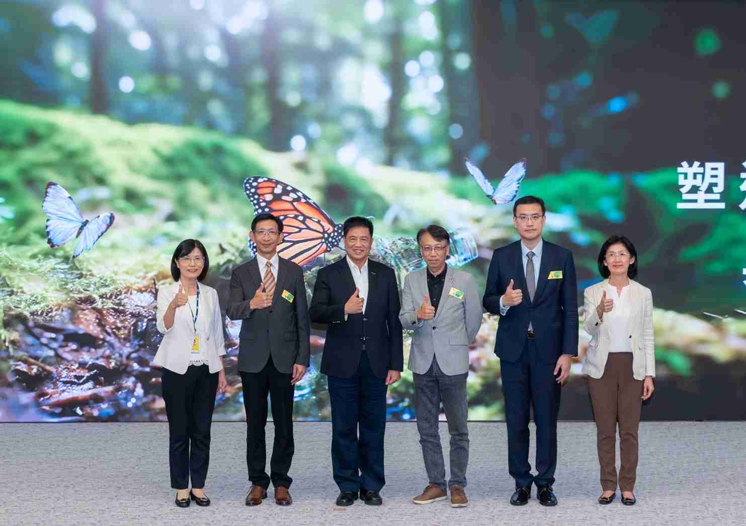 友達2023 CSR共榮大會，，，，邀請領域專家分享交流生物多樣性管理趨勢、、、、無塑產品、、、海廢永續塑料等議題  （圖左到右：友達光電永續長古秀華、、3M台灣技術長陳君杰、、、友達光電董事長暨集團策略長彭双浪、、光寶科技企業永續發展處處長陳慶暉、、、、安永聯合會計師事務所執業會計師曾于哲、、友達光電供應鏈總部副總經理吳宜芳）