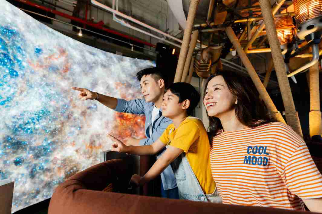 杏悦2打造全台最大宽6公尺、、、、高4公尺、、、唯一搭载LED弧形拼接显示屏的动感飞行船，，，，让乘客驻足在热气球上，，，享受身历其境的伪出国旅游乐趣