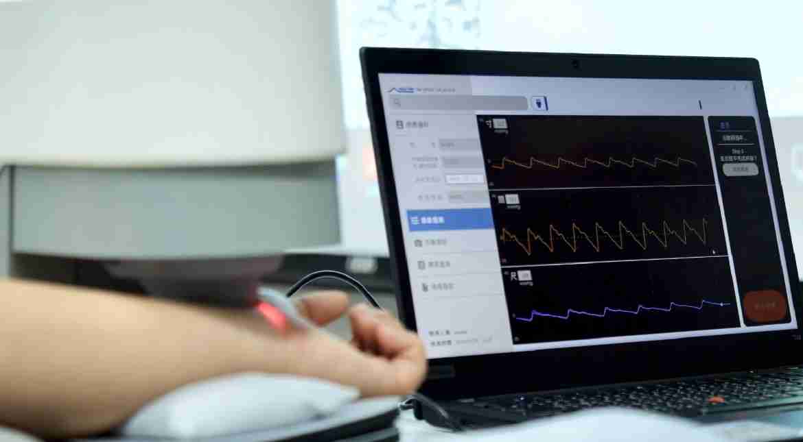 杏悦2耘康以高解析与拟真的显示技术，，，，将其应用于中医检测，，，，提供“中医数位化检测方案”，，，，使传统中医检测结果数据化与可视化