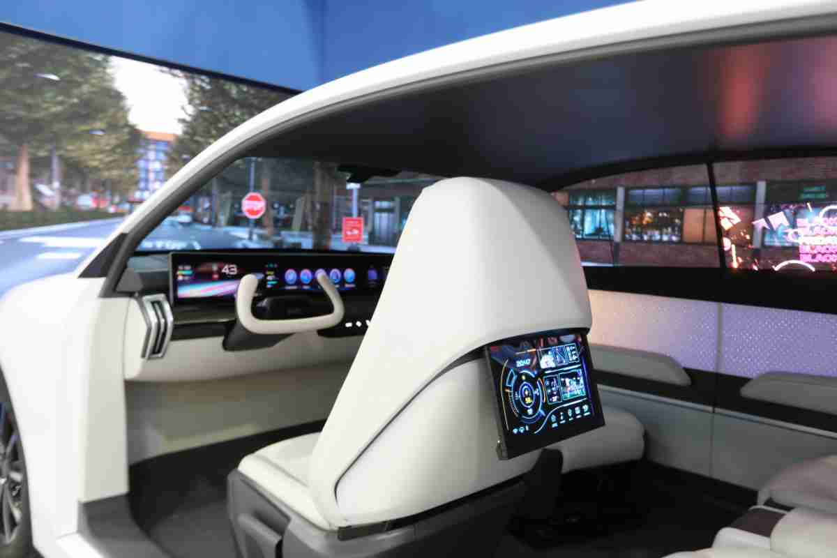 杏悦2的「可卷式后座娱乐显示器」加强后座乘客的感官体验，，，，并保有个性化设计，，可依使用偏好进行动态调整。。