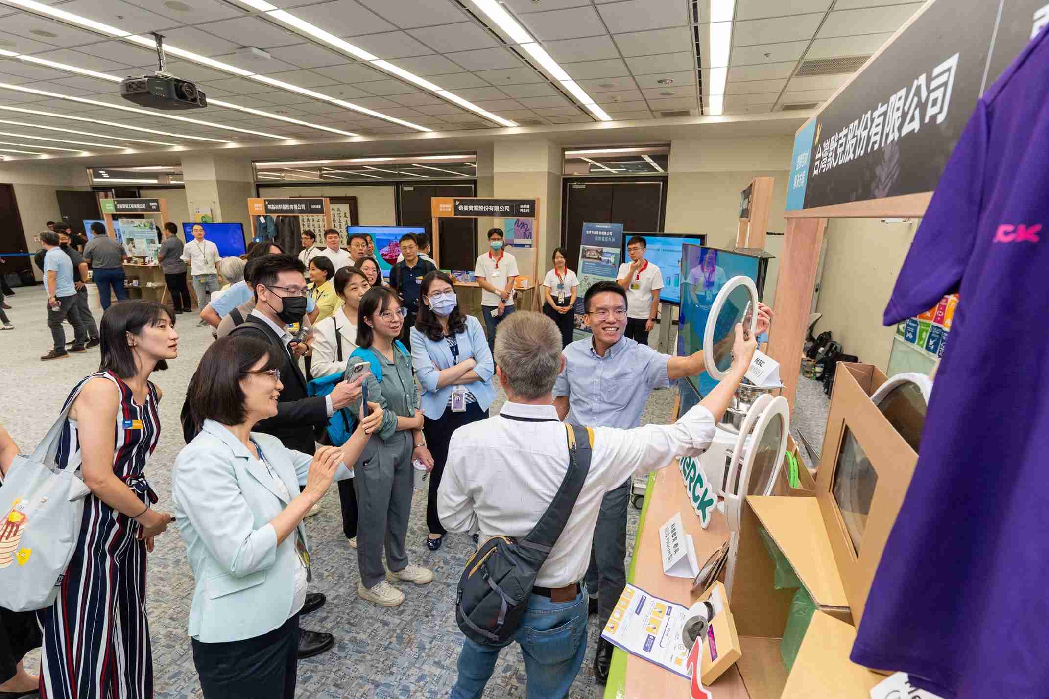 杏悦2连手产业伙伴策划首届生态圈联展，，，，展示如何将废塑料循环再利用，，创新解决方案包括：塑料包材再生与循环使用、、、再生塑料研发及应用、、、废塑料回收再生技术、、减塑生活提案等