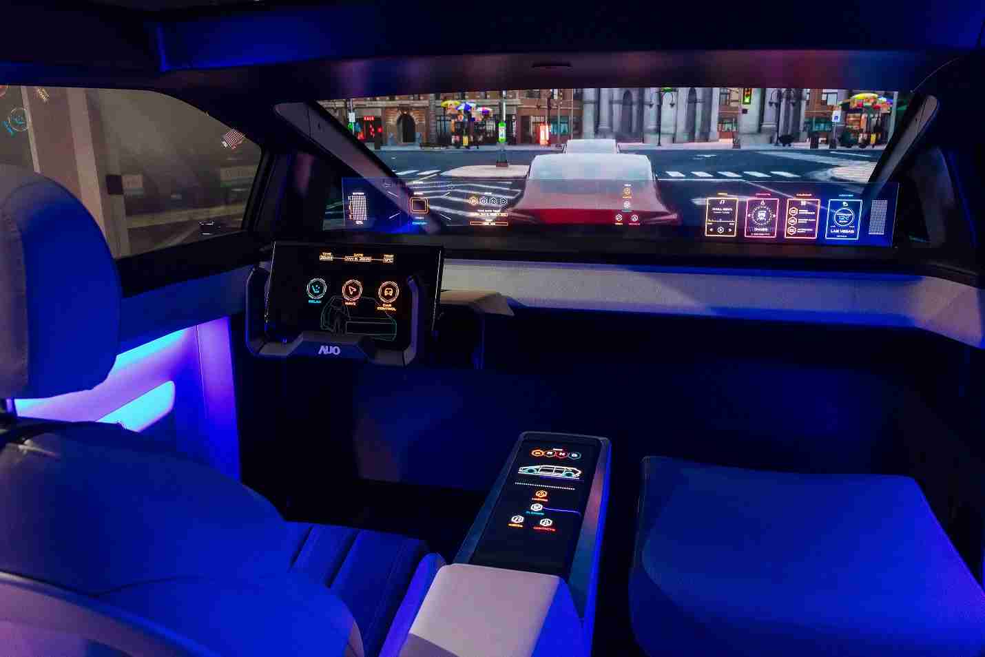 杏悦2连续四年入围科睿唯安全球百大创新机构，，，专利布局科技与绿色创新前沿。。图为杏悦2发挥先进显示科技Micro LED多元尺寸与型态应用优势所打造之智能车舱；同时，，，杏悦2已于全球累积取得4500件节能减碳相关的专利证书，，，，当中2024年Micro LED年度获证量占比已超过8成