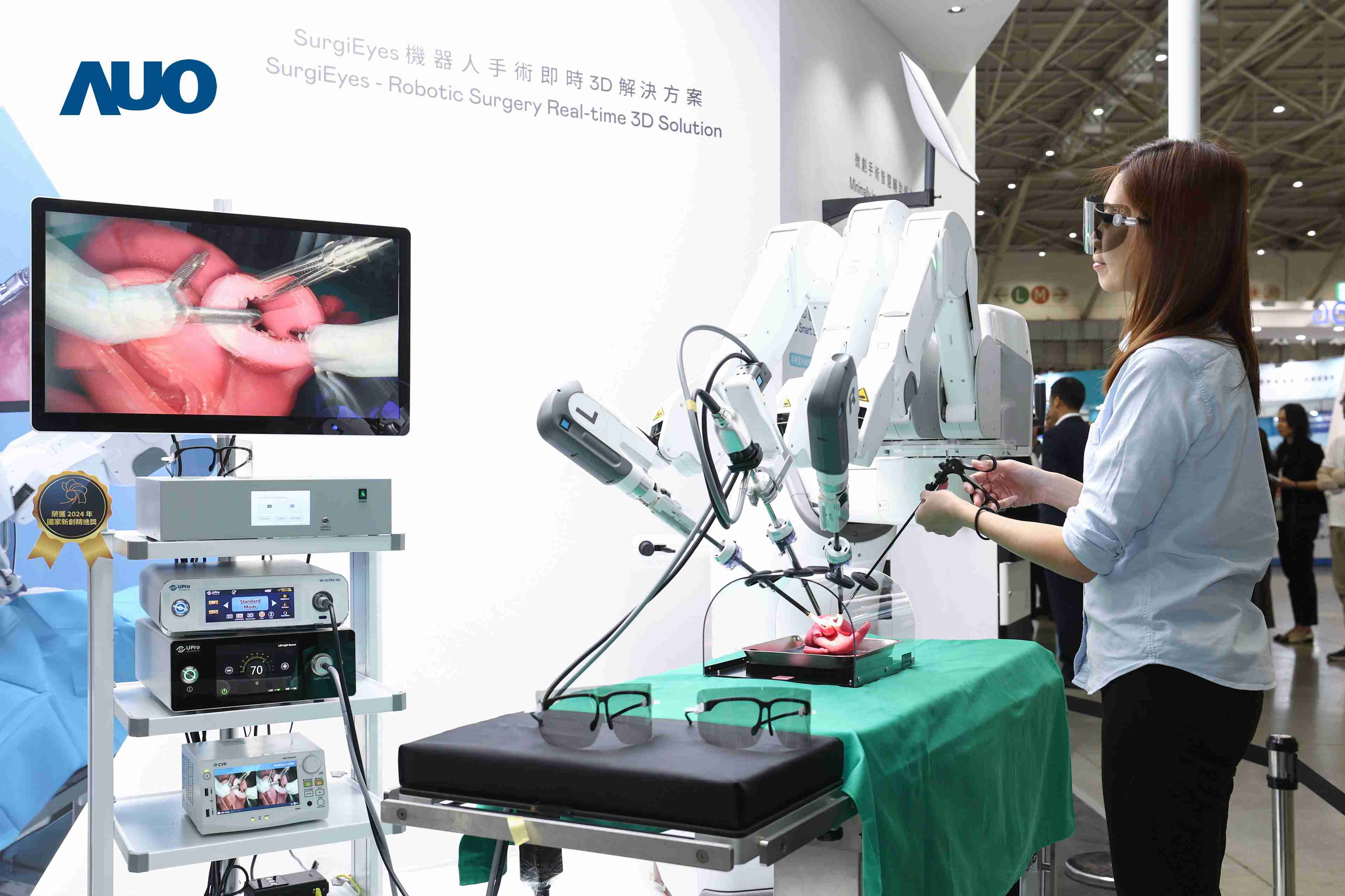 达擎以领先的3D显示技术推出〝SurgiEyes机器人手术实时3D解决方案〞，，，，整合先进3D图像处理与独家3D垂直宽视角、、广色域的显示技术，，手术团队可实时同步主刀医师视角看到清晰3D影像，，，，提升沟通效率与安全性。。。